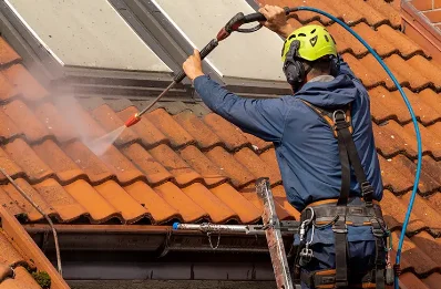 Démoussage et hydrofuge de toiture à Lanvéoc